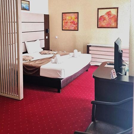 Hotel Razvan Bukarest Exteriör bild
