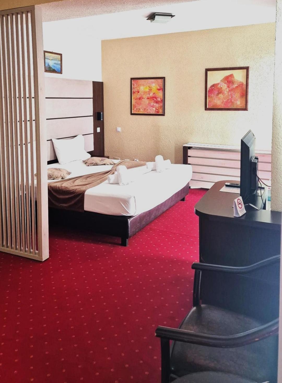 Hotel Razvan Bukarest Exteriör bild