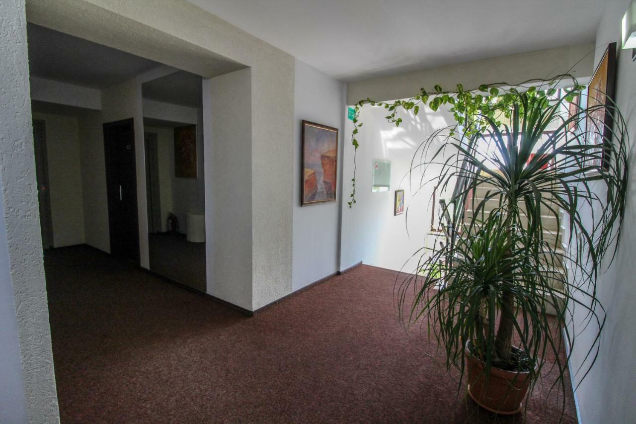Hotel Razvan Bukarest Exteriör bild