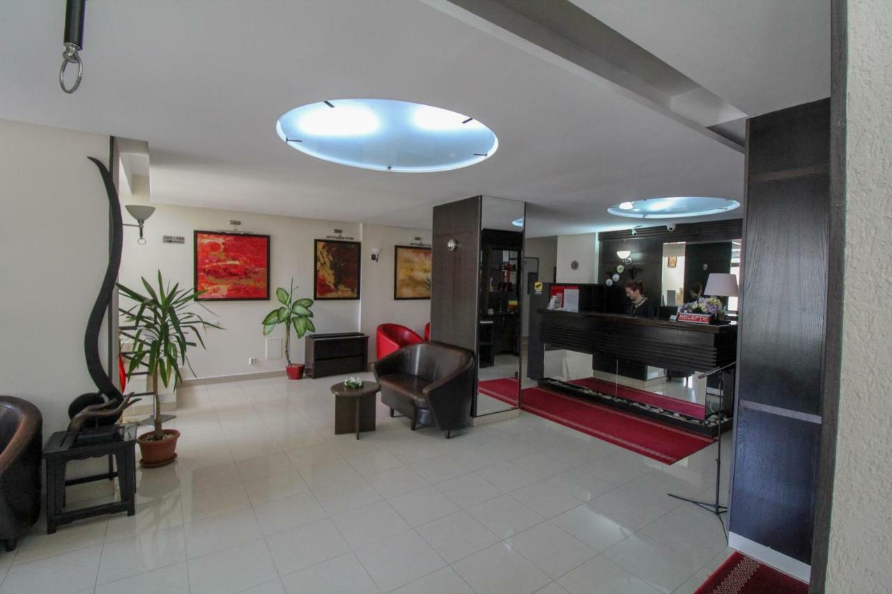 Hotel Razvan Bukarest Exteriör bild