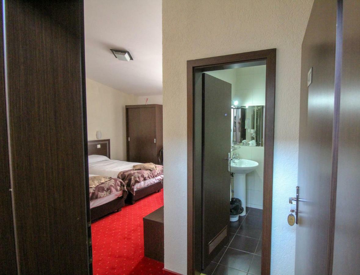 Hotel Razvan Bukarest Exteriör bild