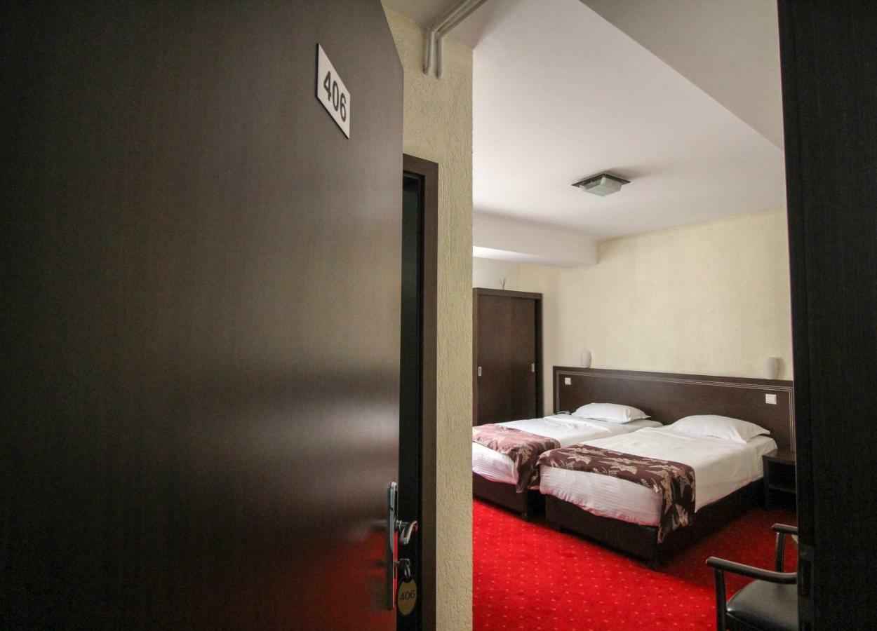 Hotel Razvan Bukarest Exteriör bild