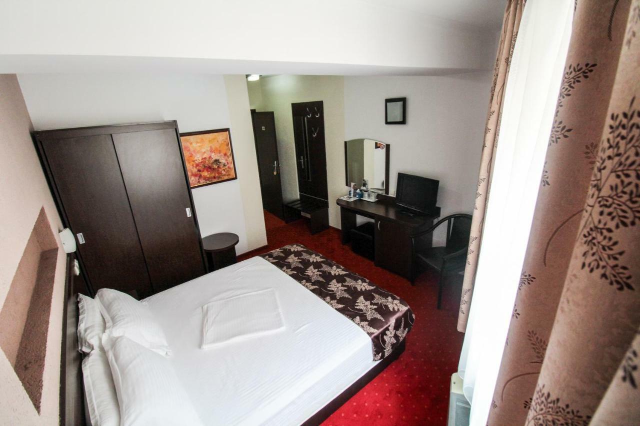 Hotel Razvan Bukarest Exteriör bild