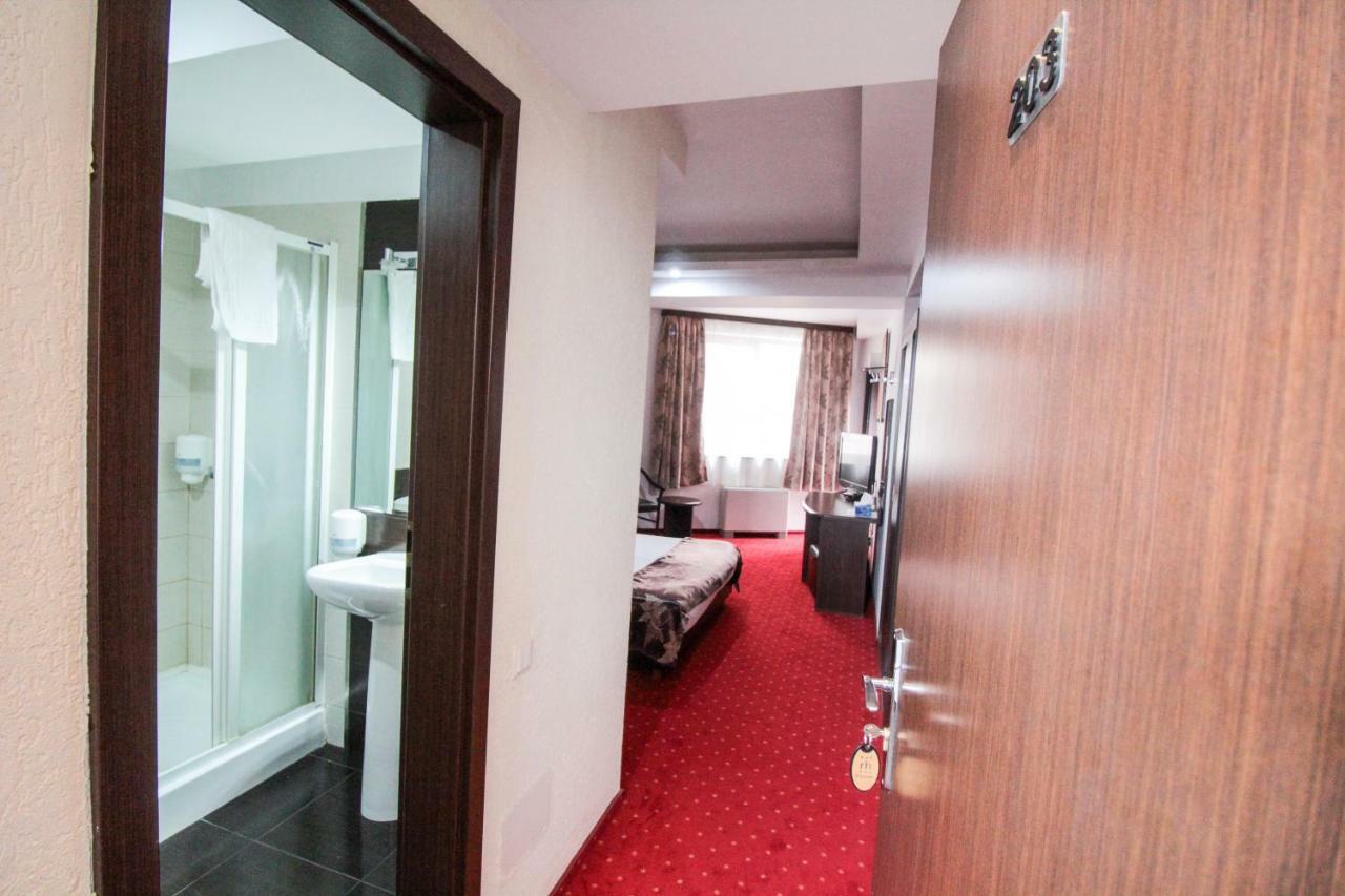 Hotel Razvan Bukarest Exteriör bild