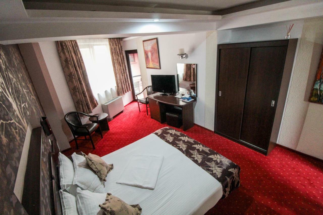 Hotel Razvan Bukarest Exteriör bild