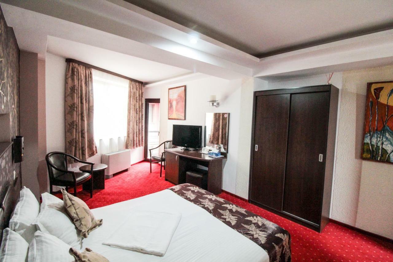 Hotel Razvan Bukarest Exteriör bild